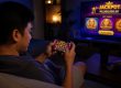 taong naglalaro ng online casino app gamit ang smartphone