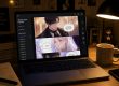 Laptop menampilkan halaman baca manhwa doujin di malam hari