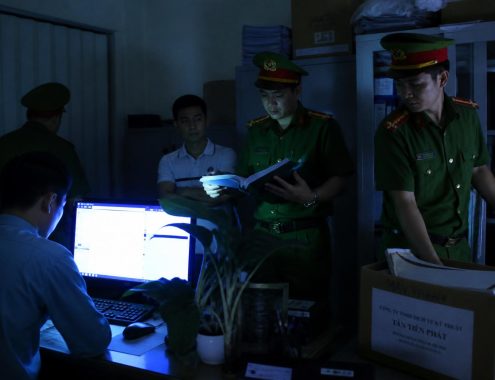 Công an kiểm tra thiết bị trong đường dây cá độ bóng đá